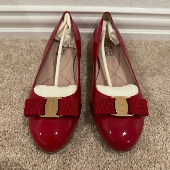 Salvatore Ferragamo Varina Red Berry Patent Leather Bow Flats Women Sz 11 B - Picture 1 of 16
